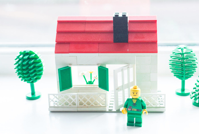Lego huisje met groene boompjes