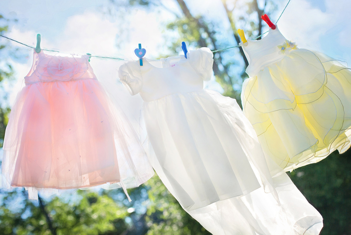 Kinderkleding droogt buiten aan de waslijn